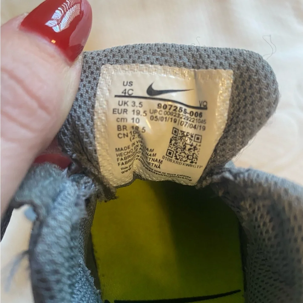 Baby Nike Velcro Sneaker Shoes - Picture 4 of 4